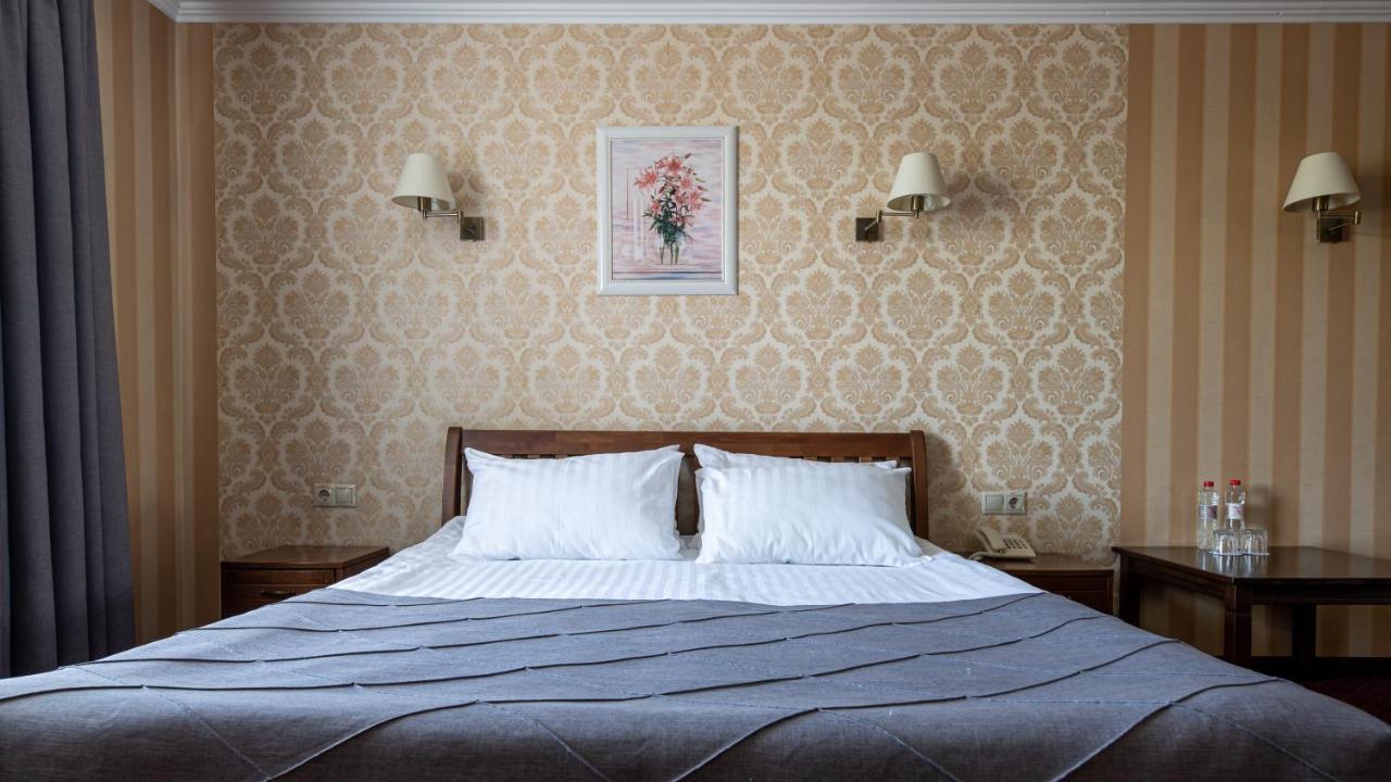 Sonata Hotel & Restaurant "Готель Соната" Lviv Kültér fotó