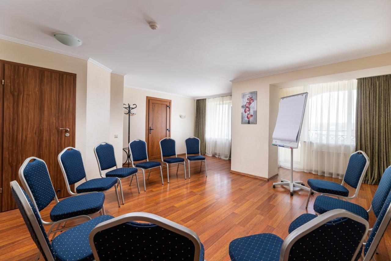 Sonata Hotel & Restaurant "Готель Соната" Lviv Kültér fotó