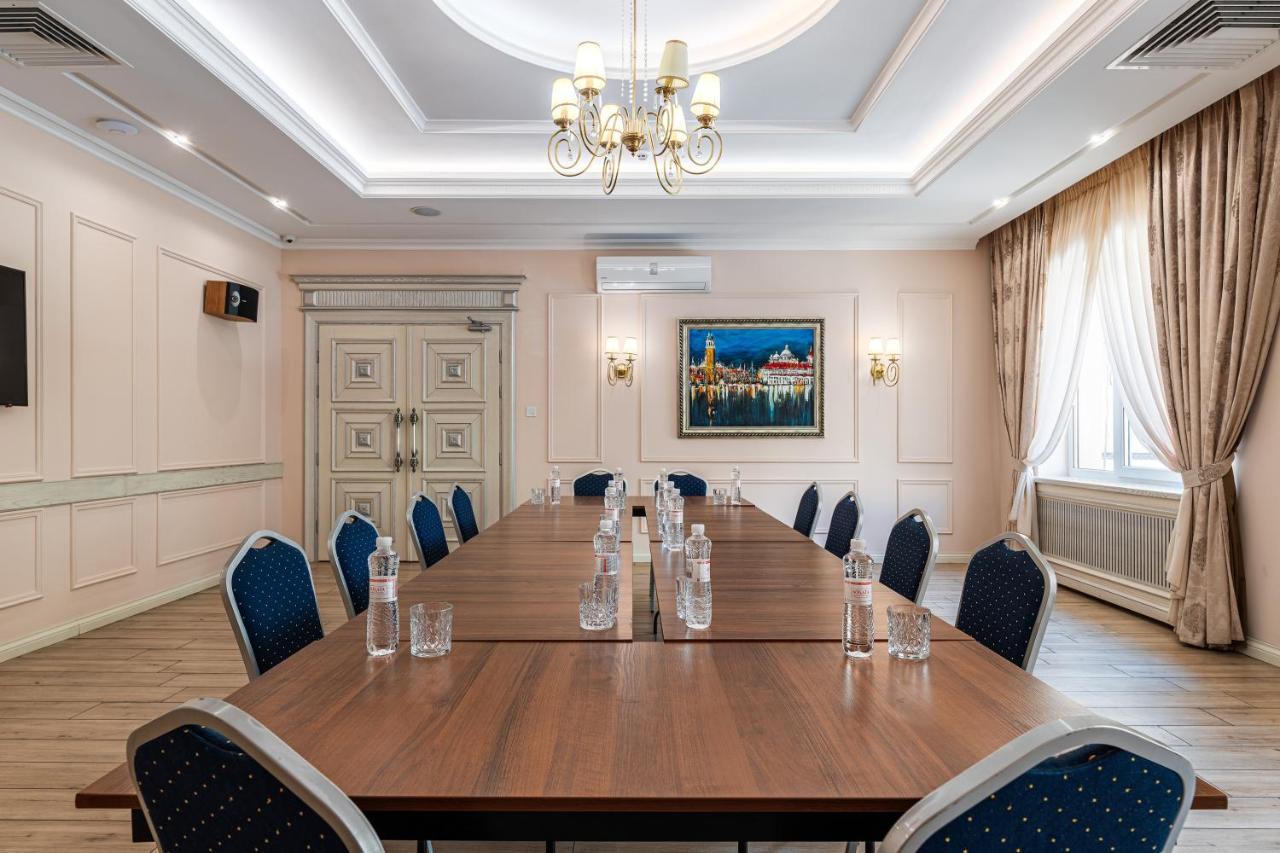 Sonata Hotel & Restaurant "Готель Соната" Lviv Kültér fotó