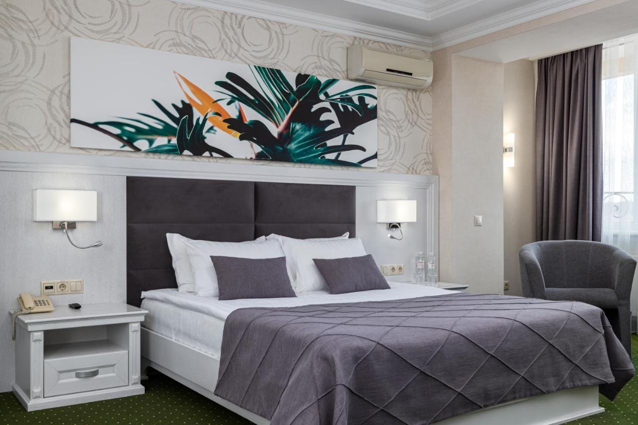 Sonata Hotel & Restaurant "Готель Соната" Lviv Kültér fotó