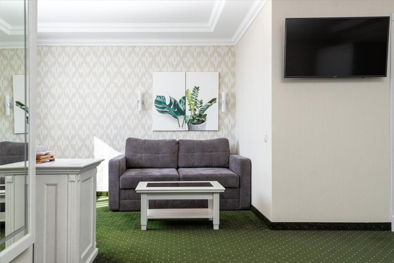 Sonata Hotel & Restaurant "Готель Соната" Lviv Kültér fotó