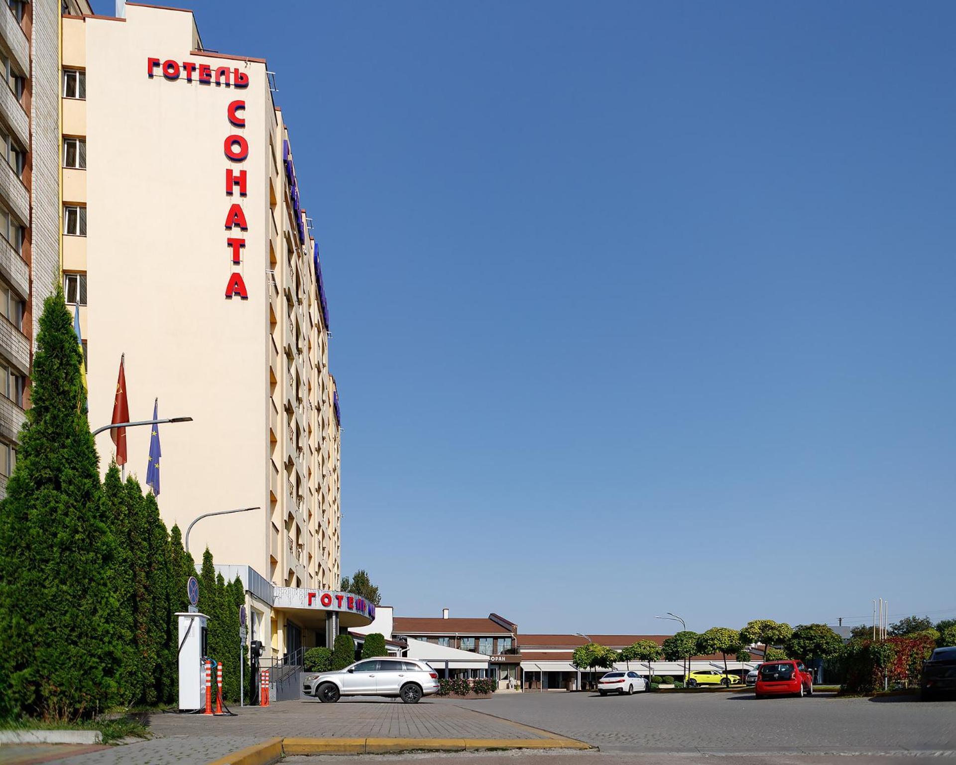 Sonata Hotel & Restaurant "Готель Соната" Lviv Kültér fotó