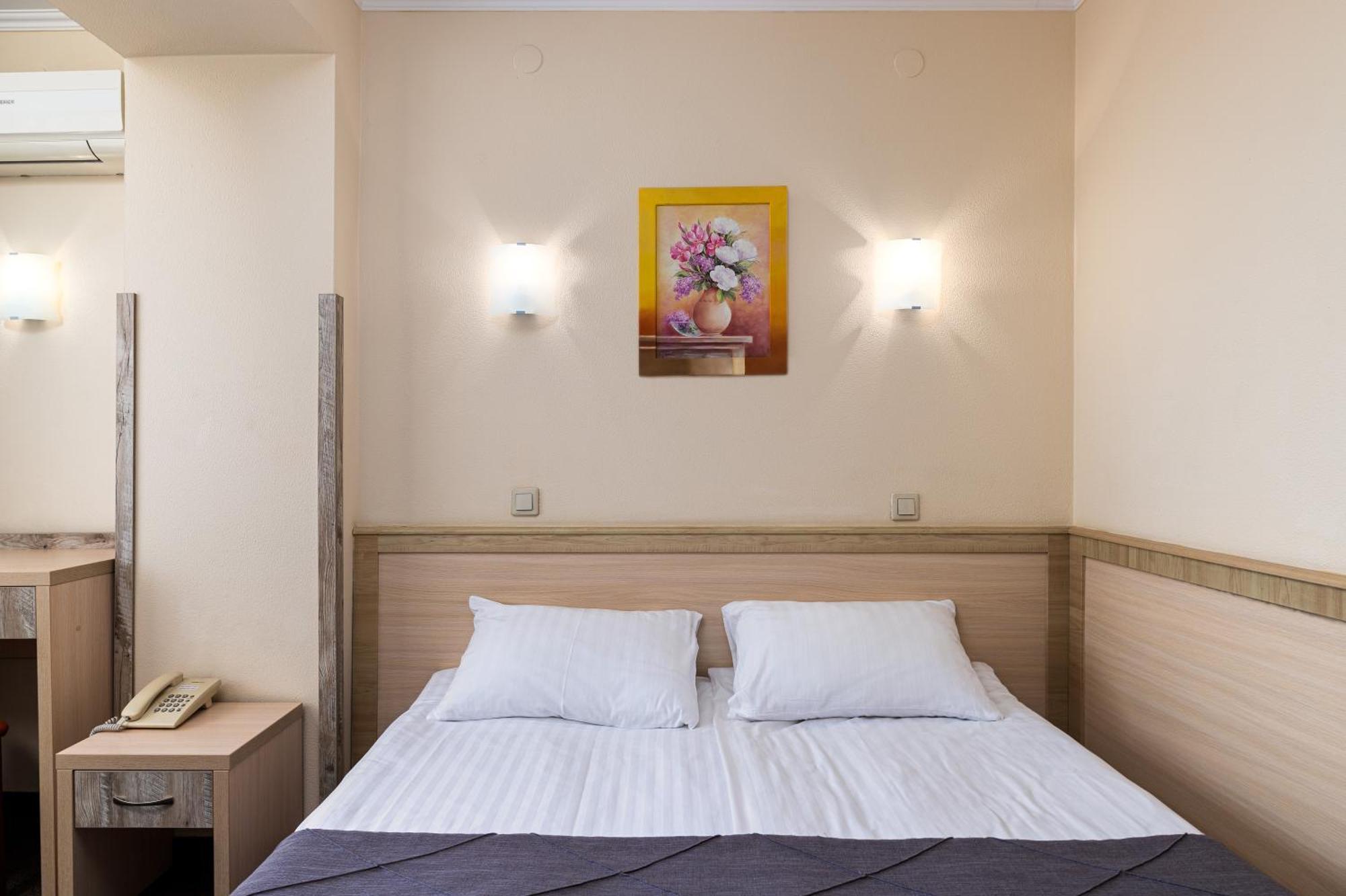 Sonata Hotel & Restaurant "Готель Соната" Lviv Szoba fotó